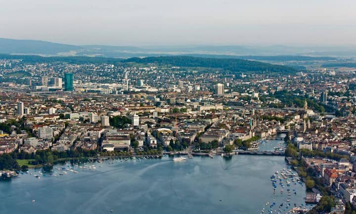 Mit 44 Firmen führt Zürich als Standort der Umsatzmilliardäre die Kantons-Rangliste an. Das entspricht einem prozentualen Anteil von 27,5 Prozent – also mehr als jedes vierte Unternehmen jenseits der Milliardengrenze ist hier angesiedelt.Keystone