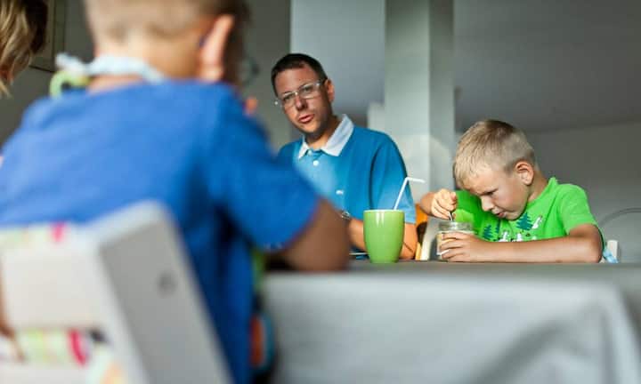 Der 40-Jährige: In Säule 3a und ETFs investierenLebensphase: Zwei Kinder, 5 und 7 Jahre alt. Leiter Projektmanagement, Einkommen 150'000 Franken. Partnerin arbeitet 60 Prozent, Einkommen 60'000 Franken. Kauf einer Wohnung für 1 Million Franken.