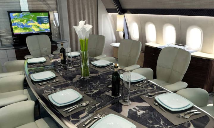 Es ist das Fortbewegungsmittel der Milliardäre, Herrscherfamilien und Staatschefs: Privatjets bieten einen ultimativen Luxus hoch über den Wolken. Ein Blick in die fliegenden Paläste. Das Bild zeigt das Speisezimmer in einer Boeing, eingebaut von Lufthansa Technik in Hamburg.Lufthansa Technik