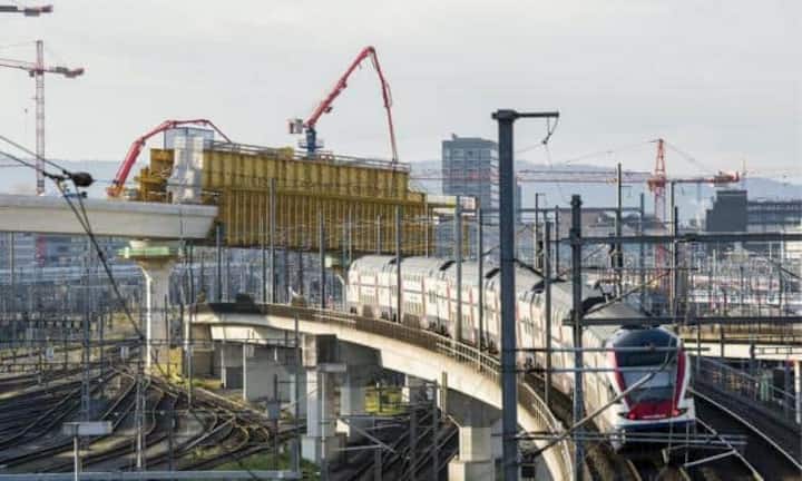 In den vergangenen acht Jahren wurde die DML gebaut. Hinter dem Begriff steht das grösste innerstädtische Bahnprojekt der Schweiz. Mit 1156 Metern ist die Letzigrabenbrücke, die auf bis zu 40 Meter im Boden gründenden Pfeilern lagert, die längste zusammenhängende Eisenbahnbrücke der Schweiz.