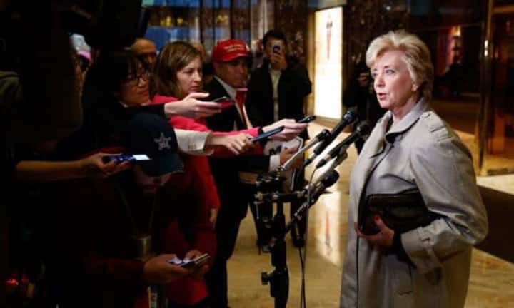 Linda McMahon - Leiterin der MittelstandsbehördeDie ehemalige Wrestling-Unternehmerin Linda McMahon ist in Trumps Kabinett für den Mittelstand zuständig. Die 68-Jährige unterstützt als Leiterin der Behörde für kleine und mittlere Unternehmen künftig rund 28 Millionen Firmen. Ihr Posten ist dem eines Kabinettsmitglieds gleichgestellt. Von 1994 bis 2010 hat sie das auf Wrestling-Showkämpfe spezialisierte Unternehmen World Wrestling Entertainment (WWE) geführt.