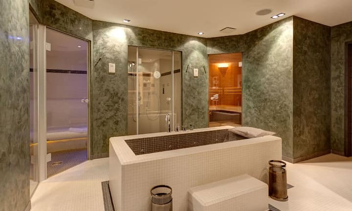 Im Untergeschoss wurde ein Spa mit Sauna und Dampfbad eingerichtet.