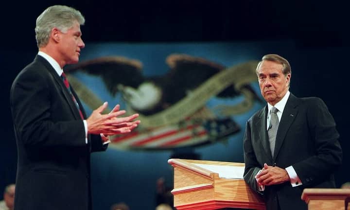 1996: Zwischen dem amtierenden Präsidenten Clinton und dem ehemaligen Senator aus Kansas, dem Republikaner Bob Dole (r.), gab es zwei TV-Debatten. Clinton überzeugte in der Debatte souverän und behauptete sich als Präsident.
