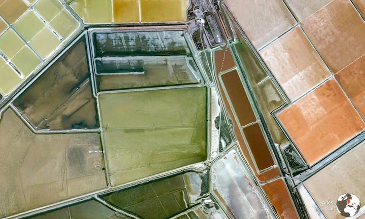 Auch in anderen Ländern gibt es beeindruckende Ausblicke. Wer hätte es erkannt? So sieht das Umland von Arles in der Provence von oben aus.