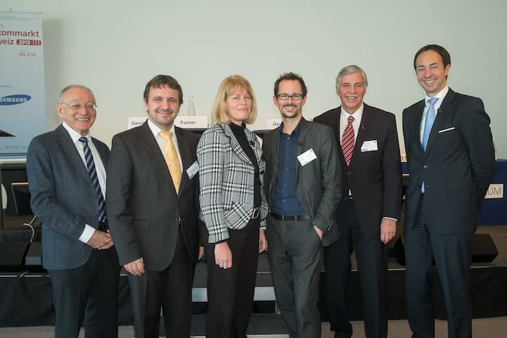 Fritz Sutter, Moderator; René Dönni Kuoni, Stv. Leiter Telecom, Bundesamt für Kommunikation BAKOM; Sara Stalder, Geschäftsleiterin, Stiftung für Konsumentenschutz SKS; Balthasar Glättli, Nationalrat Grüne; Marc Furrer, Präsident, ComCom; Sven Gschweitl, Leiter Internationale Abteilung, RTR Rundfunk und Telekom Regulierungs-GmbH;