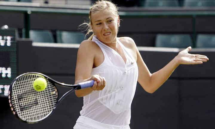 Im halbdurchsichtigen Tuxedo-ähnlichen Blüschen schlug im Jahr 2008 Maria Sharapova in Wimbledon auf.