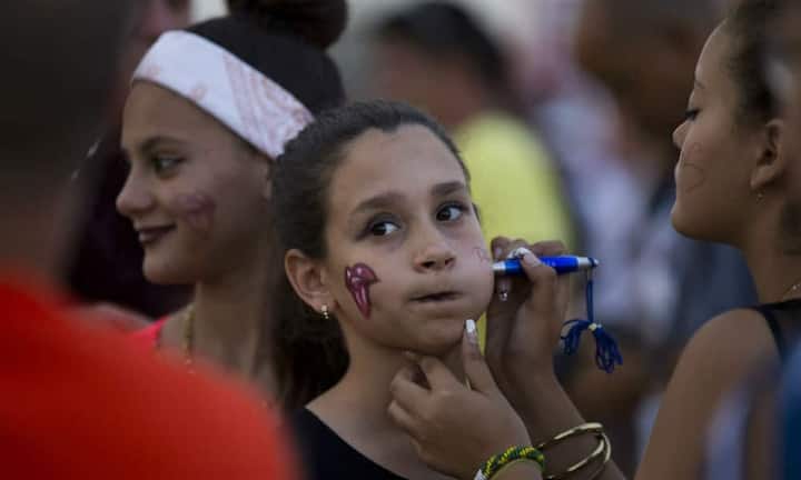 Die Altrocker – Jagger und Richards sind 72 Jahre alt, Watts 74 und Wood 68 – lockten ältere Paare, Familien und auch sehr viele junge Menschen in die Sportarena nahe dem Zentrum von Havanna.