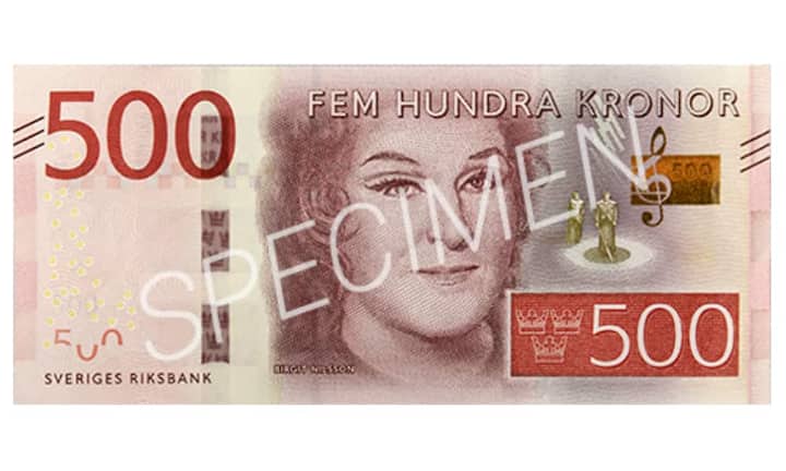 Nächsten Oktober muss auch der zweite schwedische König auf den Geldscheinen abtreten. Auf den 500er-Scheinen löst die Opernsängerin Birgit Nilsson dann Karl XI. ab. Birgit Nilsson wuchs in Västra Karup in der Provinz Schonen auf, deshalb wurde diese Region für die Rückseite gewählt.