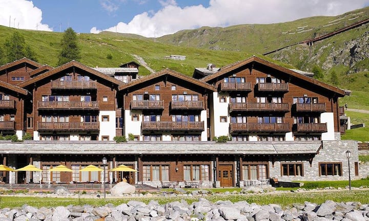 Platz 3: Riffelalp Resort 2222m, Zermatt.Das Riffelalp Resort 2222m ob Zermatt bietet das ultimative Alpenerlebnis und ist ein Leuchtturm für sportliche Genussmenschen aus aller Welt, die unbedingt hier und nirgendwo sonst in den Bergen absteigen wollen.