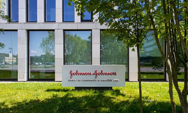 Johnson&Johnson steigt in der Gunst der Business-Studenten. Vier gewonnene Ränge bringen das US-Unternehmen auf Platz 43 im Ranking.