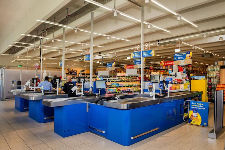 Die Schweizer Kundschaft verlangte mehr Platz zum Einpacken.