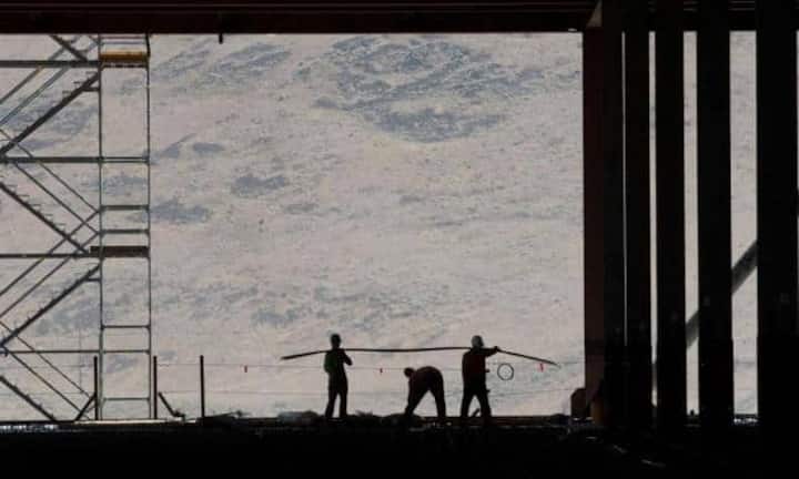 Die Produktion soll noch Ende dieses Jahr starten. Etwa tausend Arbeiter arbeiten rund um die Uhr, um den ambitiösen Zeitplan zu ermöglichen.