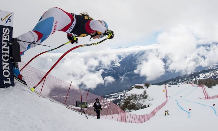 Crans-Montana/Wallis, Schweiz: Hoch über dem Rhonetal auf einer Sonnenterrasse thront Crans-Montana. Bei den prominenten Gästen sowohl im Winter als auch im Sommer eine beliebte Destination. Prinz William, der ehemalige französische Präsident Nicolas Sarkozy oder Ex-James-Bond Roger Moore wurden hier bereits gesichtet.