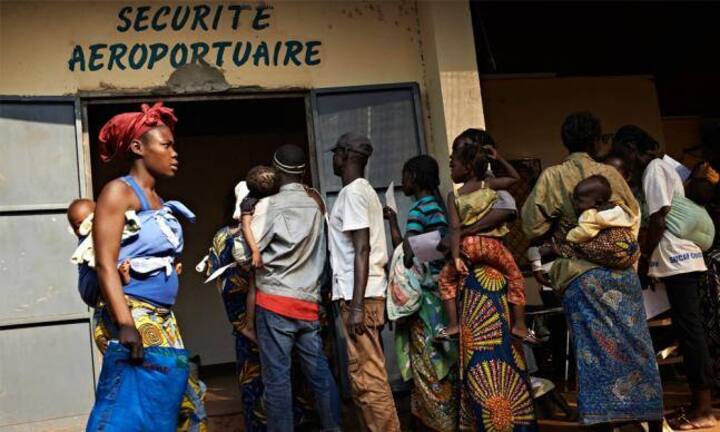 Platz 177: Die Zentralafrikanische Republik liegt auf dem drittletzten Rang. Die Mutter im Bild wartet mit vielen anderen auf Hilfeleistungen.   Flickr: Photo Unit