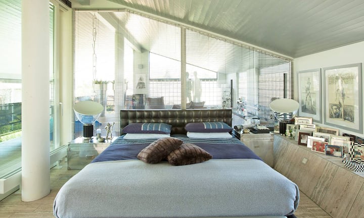 Mastersuite mit Bad und Ankleideraum.