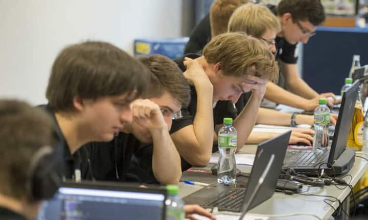 Critical Thinking Kinder müssen lernen, zwischen glaubwürdigen und unglaubwürdigen Informationen zu unterscheiden, ebenso zwischen vertrauenswürdigen und fragwürdigen Online-Kontakten.