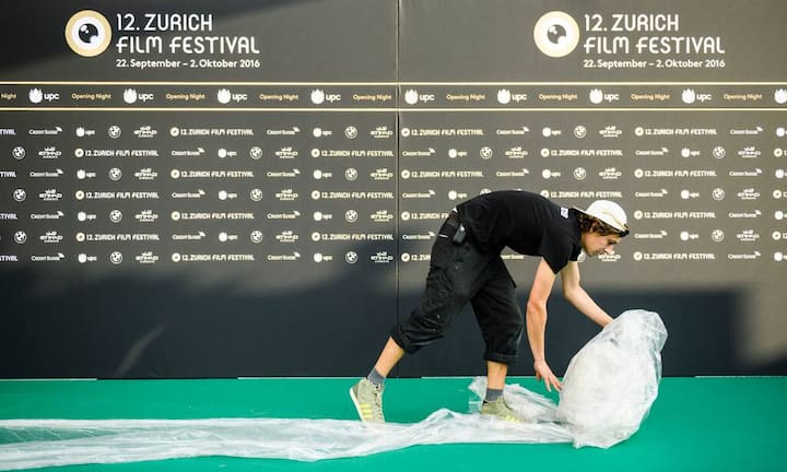 Der grüne Teppich für das 12. Zurich Film Festival liegt bereit.