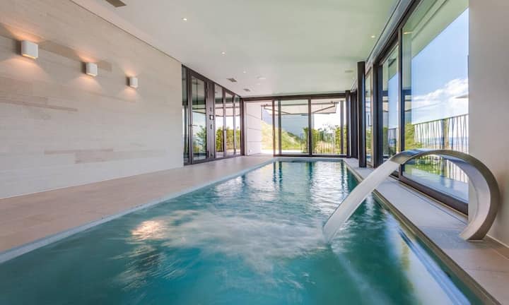Die im Jahr 2015 erbaute Villa ist mit einem Wellnessbereich mit Indoorpool ausgestattet.