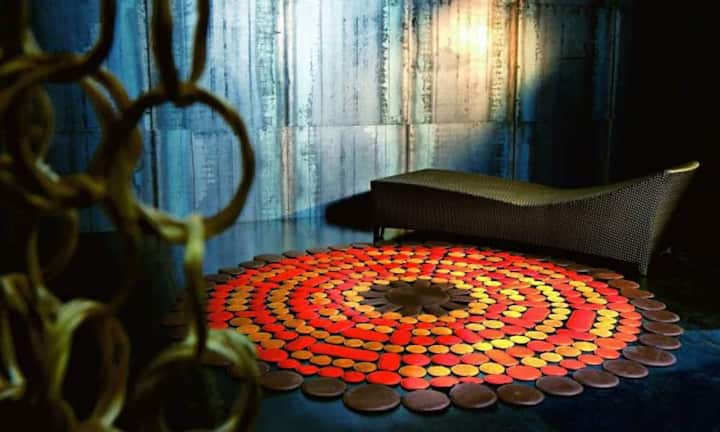 Feuerig: Der Pachama-Lederteppich in den Farben Rot, Orange, Gelb und Braun.