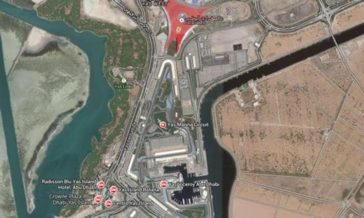 Die künstlich aufgeschüttete Insel ist ein 40-Milliarden-Dollar-Projekt, das die Scheichs 2006 ins Leben gerufen haben. Auf der Insel ist quasi aus dem Nichts ein neues Motorsport-Mekka entstanden. Von oben deutlich zu erkennen: der Yas Marina Circuit. Google Screenshot