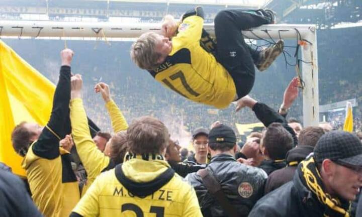 Borussia Dortmund erreicht dank einem Börsenwert von 298 Millionen Euro den zweiten Platz . Die Dreijahres-Performance beträgt satte 99 Prozent und im letzten Jahr 58 Prozent