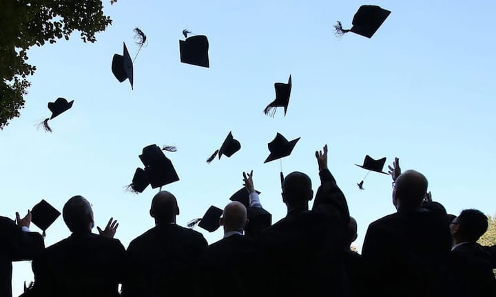 Der Datendienstleiter «Wealth X» hat die zehn Universitäten mit den meisten Alumni ermittelt, die heute zu den reichsten Menschen der Welt zählen (das heisst mit einem Nettovermögen von mehr als 30 Millionen Dollar). Insgesamt kommen fünf Prozent (oder 211'275 Personen) der derzeit reichsten Menschen der Welt von einer dieser zehn Unis. Die Universitäten mit den reichsten Absolventen befinden sich dabei allesamt in den USA.Keystone