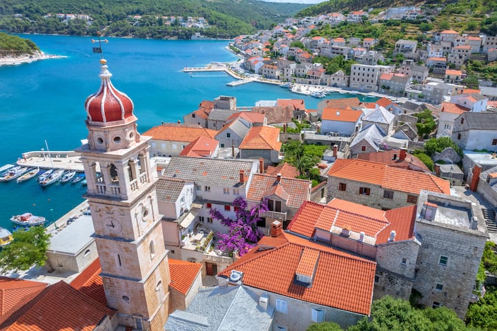 Pučišća – der Hafen der Burgen.