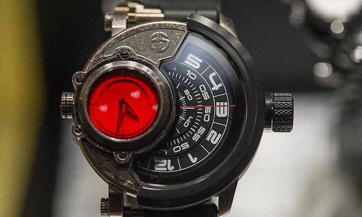 Nicht alle Uhren an der Baselworld sind gleich alltagstauglich. Diese Arnold-Schwarzenegger-Uhr im Stand der Magnum Group orientiert sich an einem bekannten Science-Fiction-Film.