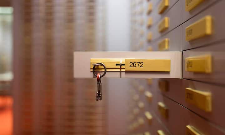 Sincona Trading hat 1100 Fächer, die je Liter 37 Franken kosten. 185 Franken zahlen Kunden jährlich für ein 5 x 25 x 40 Zentimeter grosses Fach. Dem Bedürfnis nach ständigem Zugriff trägt auch die Bank Rechnung. Das hat jedoch seinen Preis: Für eine halbe Stunde «Besuchszeit» ausserhalb der Öffnungszeiten werden pauschal 220 Franken verrechnet. Ein Schlüsseldepot gibt es ebenfalls.