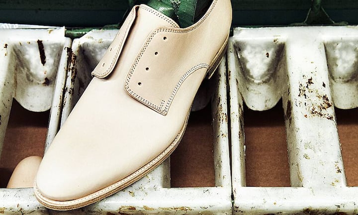 Das glänzende Resultat: 4. Der Schuh ist parat, bemalt zu werden.