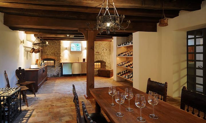 Natürlich darf auch ein Weinkeller nicht fehlen. Dieser befindet sich im Hauptgebäude und wirkt dank der Natursteine und dem vielen Holz sehr «heimelig». Der Preis? Den gibts nur auf Anfrage. (Quelle/Bilder:
Engel & Völkers)