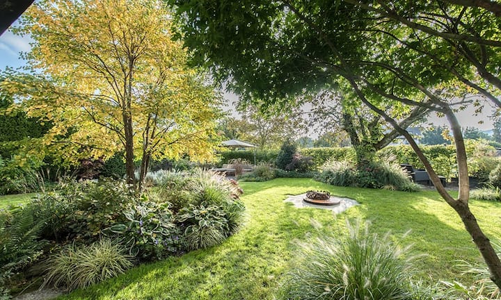 Renommierte Gartenbauer veranschaulichen, wie sie diesen Gartentrend mit baulichen Massnahmen, sorgfältiger  Pflanzenwahl und dem Einsatz ausgesuchter Materialien in Schweizer Gärten umsetzen. Dabei passt sich der natürliche Garten harmonisch in seine Umgebung ein. Giardina / Lustenberger Schelling Landschaftsarchitektur