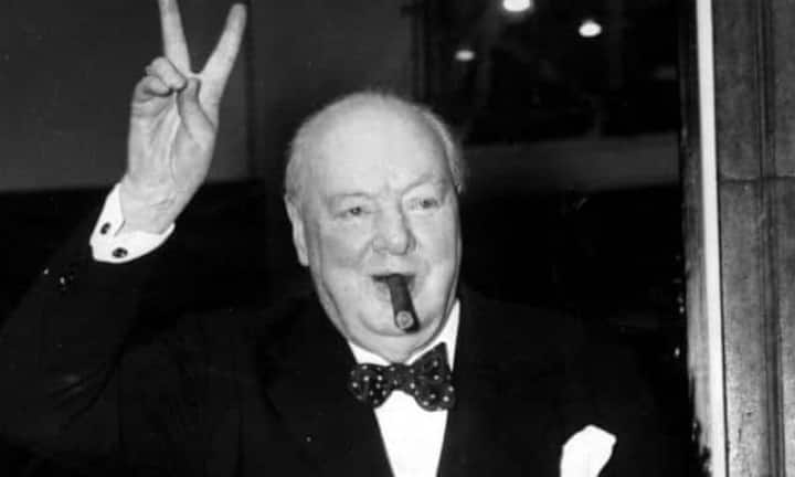Der grosse Staatsmann mit der Zigarre ist auf der Insel bis heute das Mass aller Dinge für politisches Handeln und dessen Erfolge. Neben der Zigarre ist Churchill berühmt für das «V»-Zeichen, das er bei allen öffentlichen Auftritten nutzte. Bild: Churchill, Sept. 1954. Quelle: Keystone.