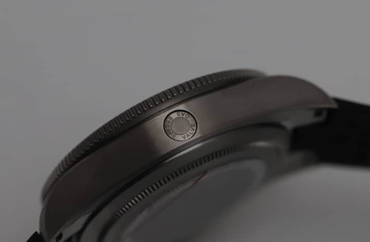 Sie verfügt über ein seitlich integriertes, automatisches Heliumventil für den professionellen Einsatz und eine variable Schliesse (5500 Fr. mit Titan- und Kautschukband).