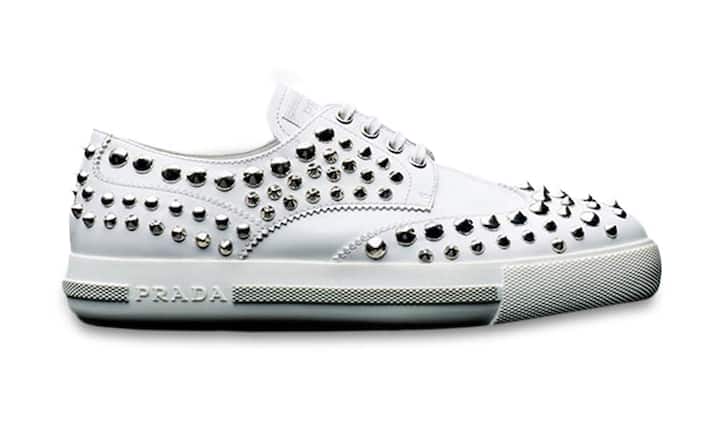 Prada Neon Sneakers: Nicht nur der Teufel trägt Prada, sondern auch Damen, die gerne modisch und trotzdem auf bequemen Gummisohlen unterwegs sind. Dafür hat das kultige Modelabel den Neon Sneaker aus gebürstetem Leder im Programm. Das ausgefallene Metall-Nieten-Design setzt ein optisches Highlight. Erhältlich im Prada-E-Store. Prada 610 Franken