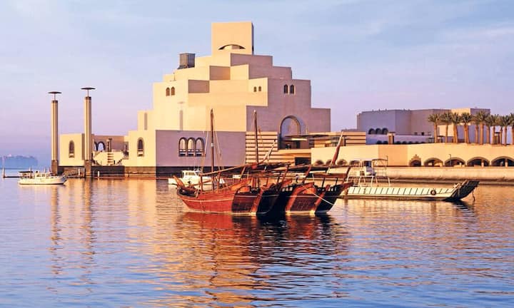 Doha City Tour - zum Nulltarif: Neu können Transitpassagiere von Qatar Airways bei einem Zwischenstopp von 5 bis 12 Stunden in der Hauptstadt des Emirats Katar eine kostenfreie dreistündige Stadtrundfahrt erleben, in Begleitung eines englischsprachigen Führers. Gebucht werden kann das Angebot ausschliesslich am Schalter von Doha City Tour im Hamad International Airport. Es gilt das Prinzip «first come, first served». Stadtrundfahrt für Transitpassagiere: Gratis