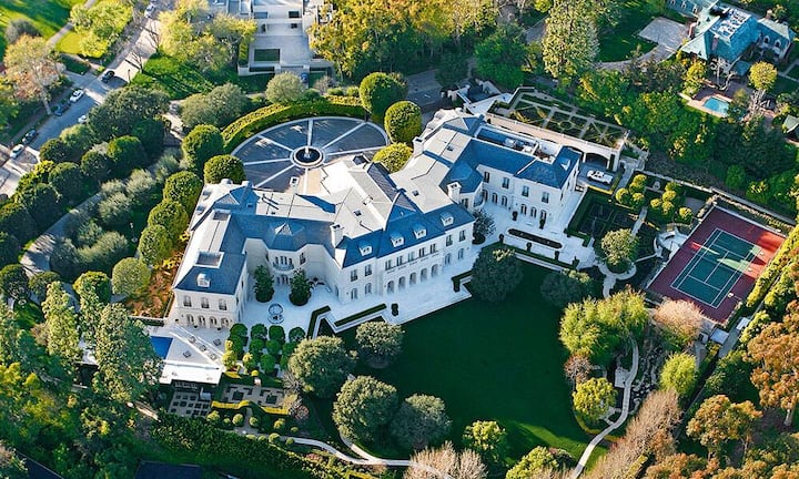 Petra Ecclestone: Villa in Beverly Hills. Wozu braucht eine 24-Jährige 11 Schlaf- und 16 Badezimmer? Vom separaten Zimmer zum Einpacken von Geschenken ganz zu schweigen – und von Swimmingpools innen und aussen, oben und unten. Man gönnt sich ja sonst nichts. Ausser noch ein paar 
Liegenschaften an sonnigen Orten.