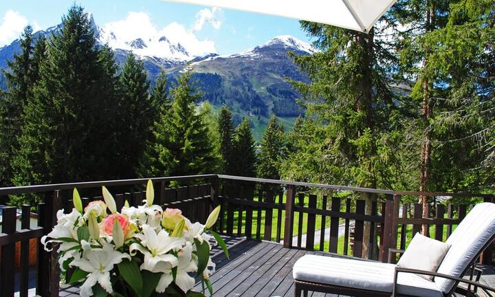 ... die beeindruckende Bergkulisse von Schatzalp und Parsenn betrachtet werden kann.