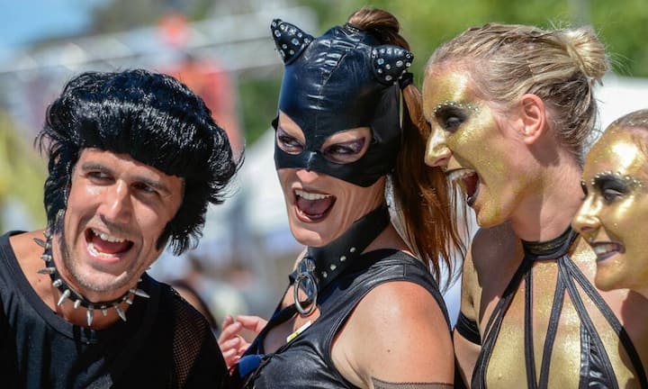 ... Masken und Ketten...