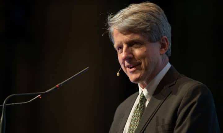 Robert Shiller erhielt 2013 den Nobelpreis und ist Professor an der Yale University. Sein Buch «irrationaler Überschwang» erschien im Jahr 2000 und wurde zum Bestseller. Shiller entwickelte den bekannten Case-Shiller-Index mit, der die Entwicklung des US-Immobilienmarktes abzeichnet. Er belegt den 3. Rang der einflussreichsten Ökonomen.