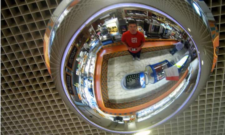 Ladendiebstahl verursacht nach dem «Globalen Diebstahlbarometer» in der Schweiz Kosten von fast 800 Millionen Franken. Besonders beliebt sind bei Kriminellen kleine und teure Markenartikel. Solche Waren lassen sich einfach verbergen und zu hohen Preisen weiterverkaufen.Sean Biehle/CC/flickr