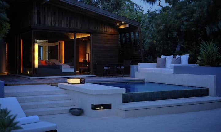 Nicht im Wasser, dafür aber von Sand umgeben, steht die Park Pool Villa.