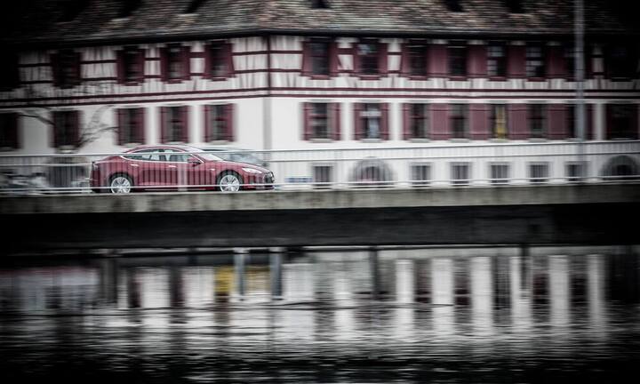 Ein grosser Nachteil: Stromladestellen gibt es für den Wagen noch nicht viele. 
Das Auto hat der Fotograf Patrick Stoll exklusiv für handelszeitung.ch in Szene gesetzt.