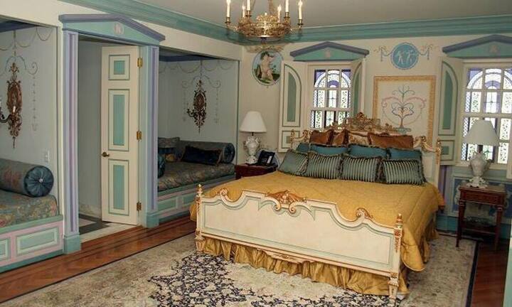 Die «Casa Casuarini» erstreckt sich über drei Stockwerke, hat zehn Schlafzimmer, elf Badezimmer und einen vergoldeten Pool.