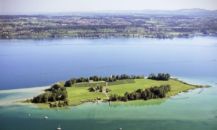 Im Zürichsee befindet sich die Insel Ufenau. Ufnau ist die grösste unter den Schweizer Inseln und gehört seit über 1000 Jahren dem Kloster Einsiedeln. Seit 1927 steht das Eiland unter Naturschutz. Vladi Private Islands