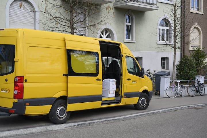 Ein Post Lieferwagen mit Zalando Paketen am 7. Maerz 2019 an der Nordstrasse in Zuerich. (KEYSTONE/Christian Beutler)