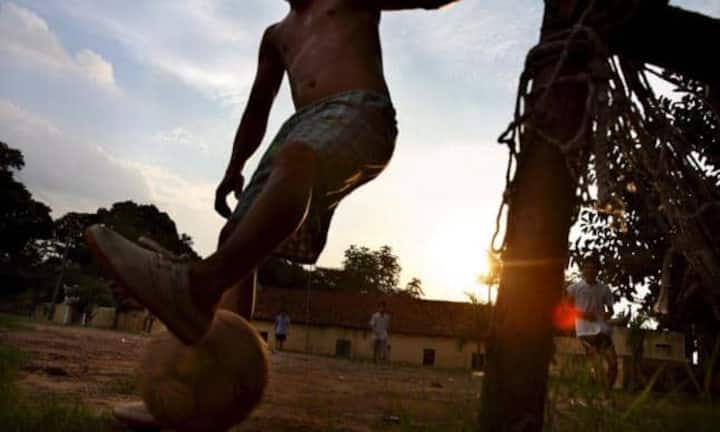 Das Bild der Fussballs wird von der Präsenz der Top-Spieler geprägt. Jenseits des Rampenlichts sieht die Welt anders aus: Weniger als 2 Prozent der Spieler verdienen im Jahr mehr als 720'000 US-Dollar, während 45 Prozent weniger als 1000 US-Dollar pro Monat erhalten. Die Mehrheit der Spieler in Afrika und Südamerika verdient so wenig, aber auch jeder dritte in Europa. Das zeigt der 2016 FIFPro Global Employment Report, der die weltweiten Arbeitsbedingungen von Profi-Spielern erfragt hat.