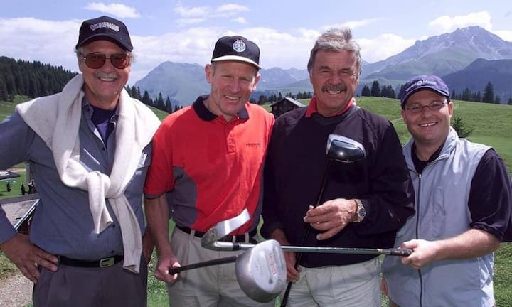 Golfprominenz: Golfplatzarchitekt Peter Harradine, Ex-Skirennfahrer Peter Müller, Hausi Leutenegger und der Entertainer Claudio Zuccholini posieren am 14. Juli 2001 im Rahmen des Eröffnungsturniers des 18-Loch-Golfplatzes in Arosa.