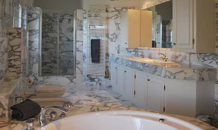 ...und vier Badezimmer. Den Preis erfährt man auf Anfrage.
Quelle und Bilder