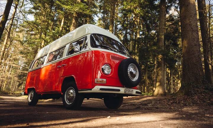 Für ihre Hobbys wie Schwimmen, Freediving, Snowboarden oder Velofahren in der Natur ist der VW sehr nützlich. Pro Jahr fahren sie zwischen 4000 und 8000 Kilometer damit. Bilder: Lorenz Richard